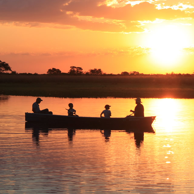 PASSEIO DE BARCO COM PESCA DE PIRANHAS